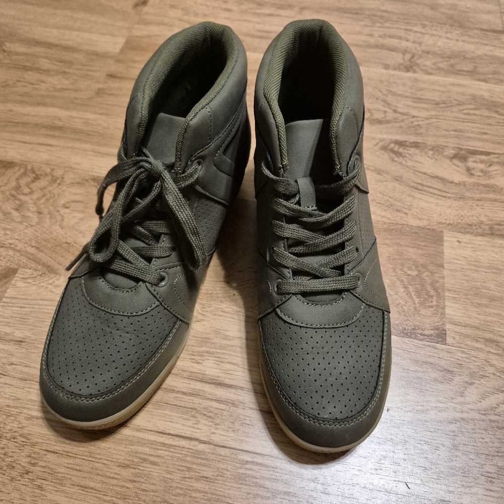 Women's High-Top Sneakers in Olive Green, 8W, Worn once